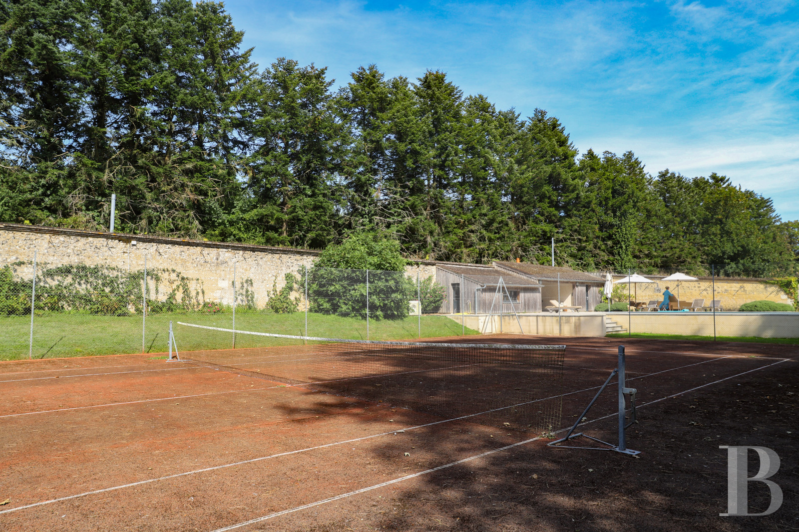 Dans le Perche, au nord-est de Bellême, une maison des 18e et 19e siècle au milieu de grands arbres  - photo  n°44